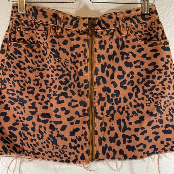 FREE PEOPLE WE THE FREE Animal Print Zip It Up Printed Mini Skirt Size 26 - Picture 4 of 13